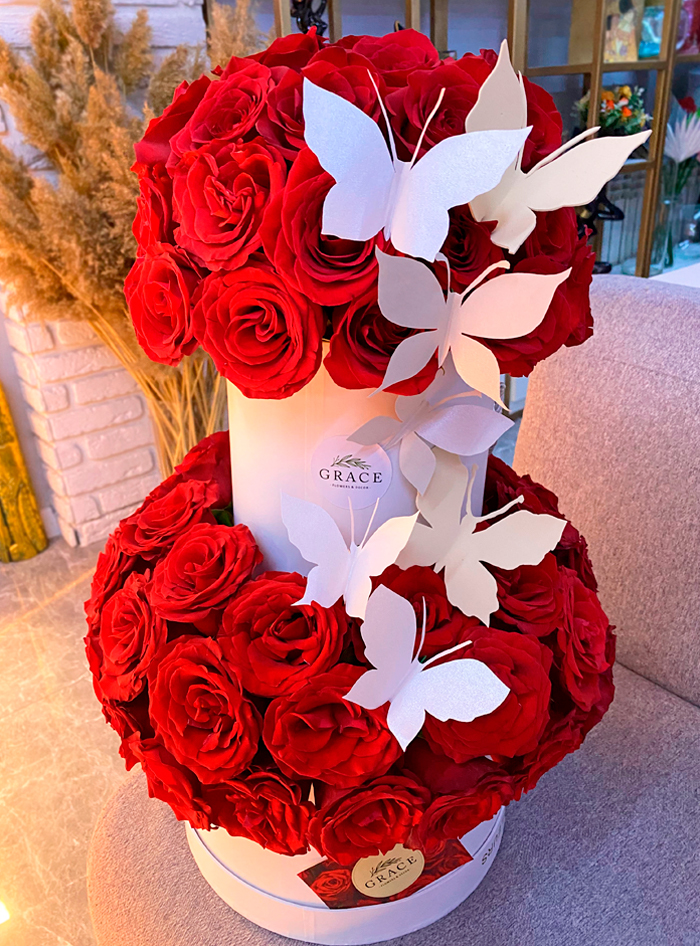 Двухъярусная композиция из роз