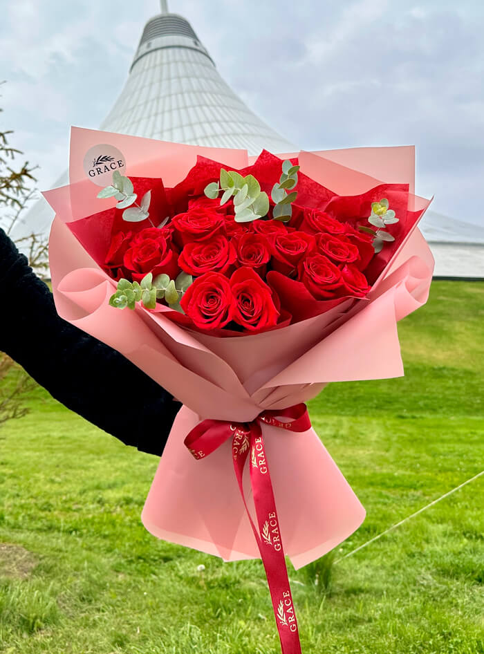 19 роз с эвкалиптом