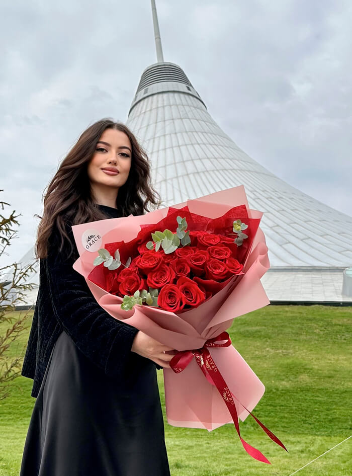 19 роз с эвкалиптом